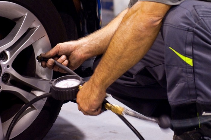 Controla el aire de tus neumáticos para manter su vida útil y la seguridad de tu vehículo